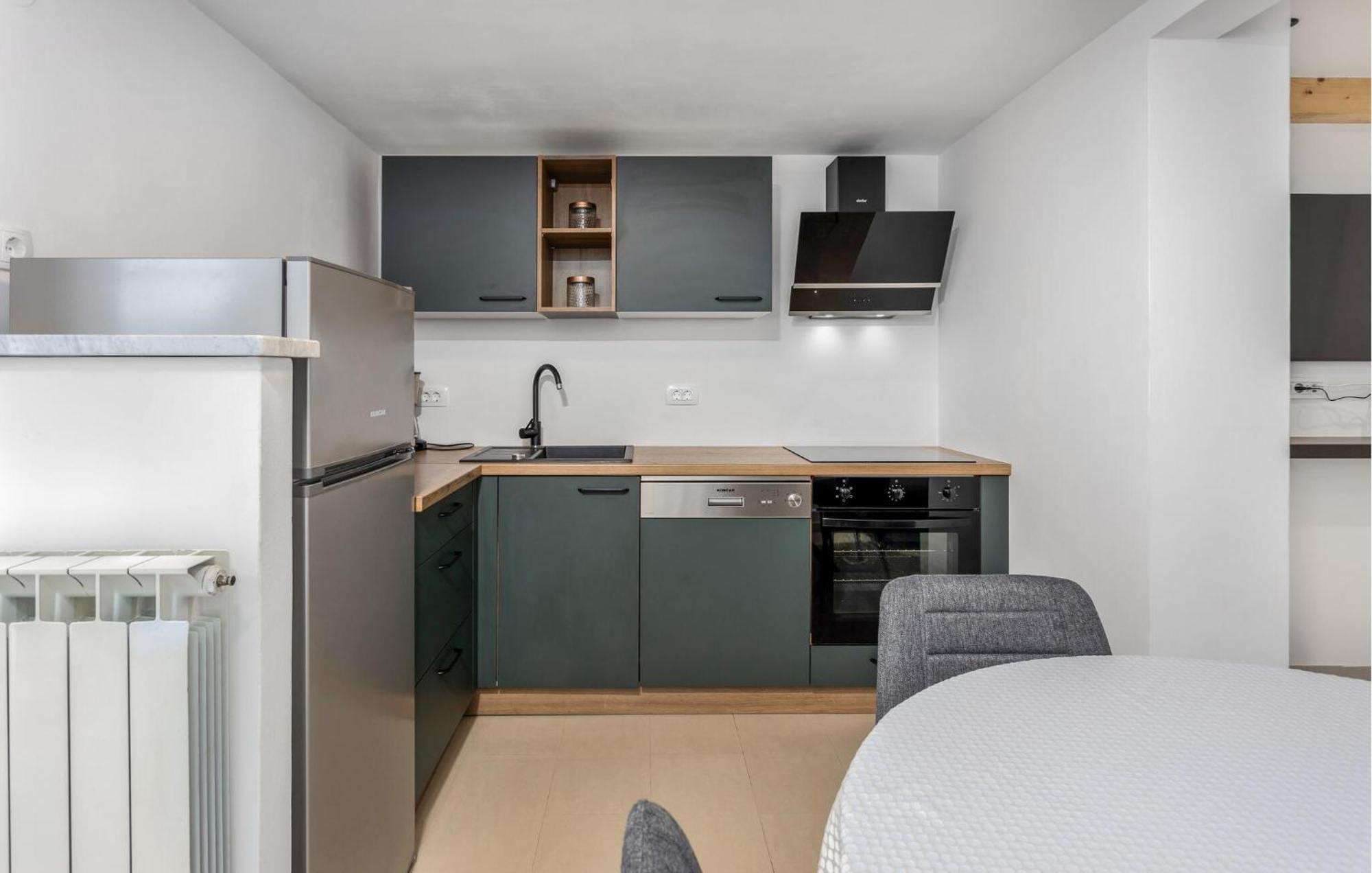 Gorgeous Apartment In Brsec With Kitchen Ngoại thất bức ảnh